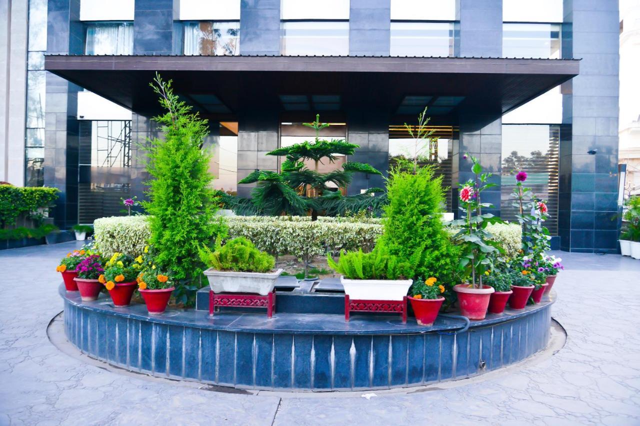 Best Western Premier Almeida Zirakpur Екстериор снимка